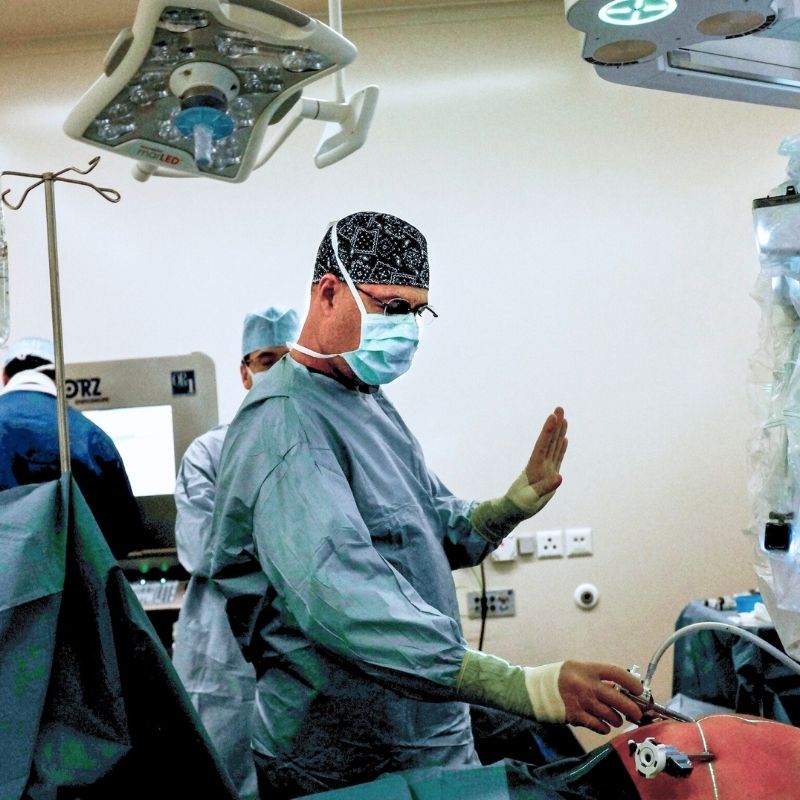 Dr Inan performing robotic surgery in the operating room, reflecting precision and control in acute visceral conditions.